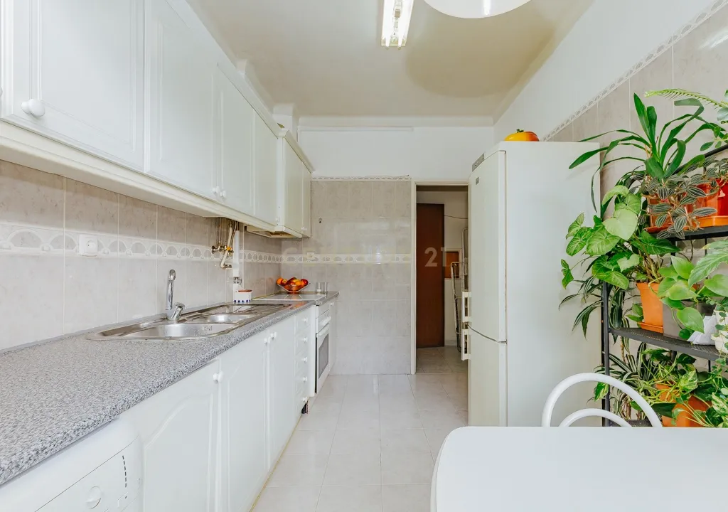 T3 Muito Luminoso com Excelente Localização na Amadora! - Image 11